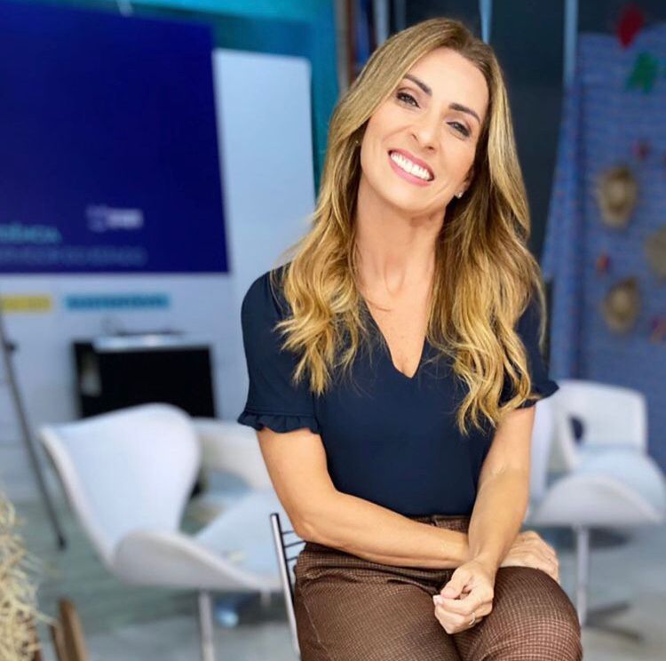 Jornalista Lídia Pace é a nova apresentadora da TV Ponta Negra; Ela volta à  emissora, após 16 anos - Blog do FM